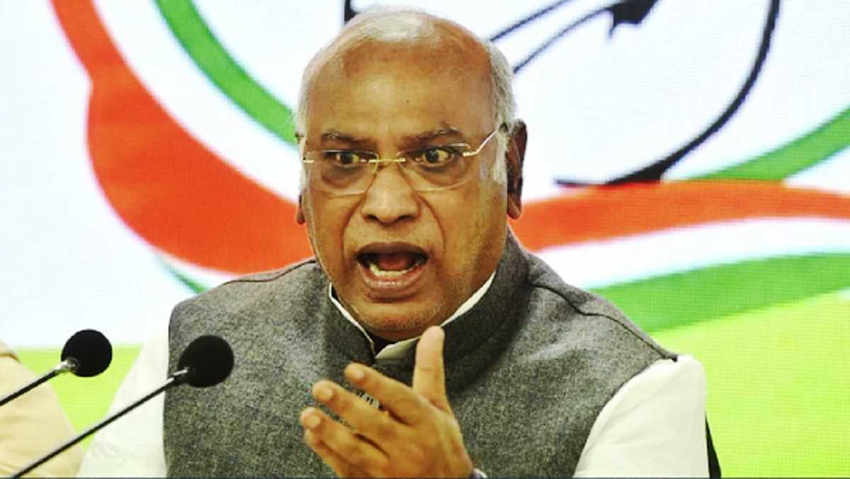 खड़गे ने महंगाई को लेकर केंद्र पर साधा निशाना, पूछा यह कैसा अमृत काल है? खड़गे ने महंगाई को लेकर केंद्र पर साधा निशाना, पूछा यह कैसा अमृत काल है?