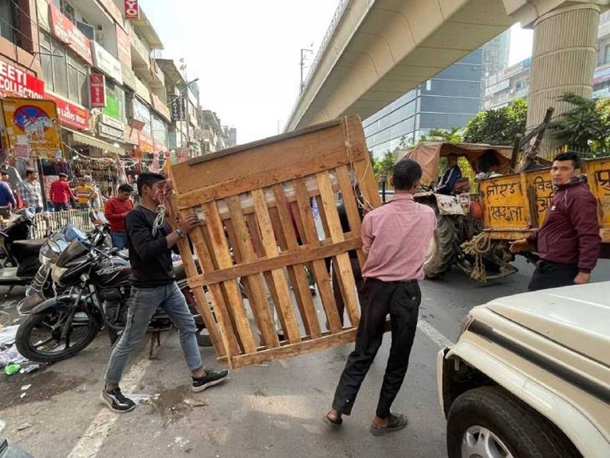 शहर में प्रमुख बाजार अट्‌टा में हटाया अतिक्रमण : बड़ी दुकानों के आगे लगी थी रेहड़ी पटरी, फुटपाथ और सर्विस लेन को किया था कवर
