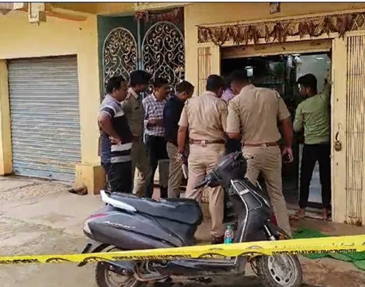 बेंगलुरु में दुकान मालिक को गोली मारकर आभूषण लेकर लुटेरे फरार