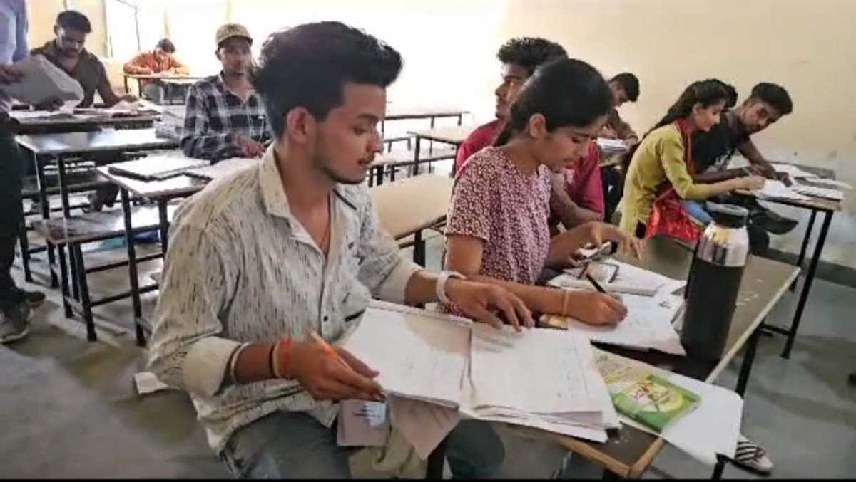 A++ का दर्जा प्राप्त विश्वविद्यालय में फैला है नकल का काला साम्राज्य, वीडियो आए सामने