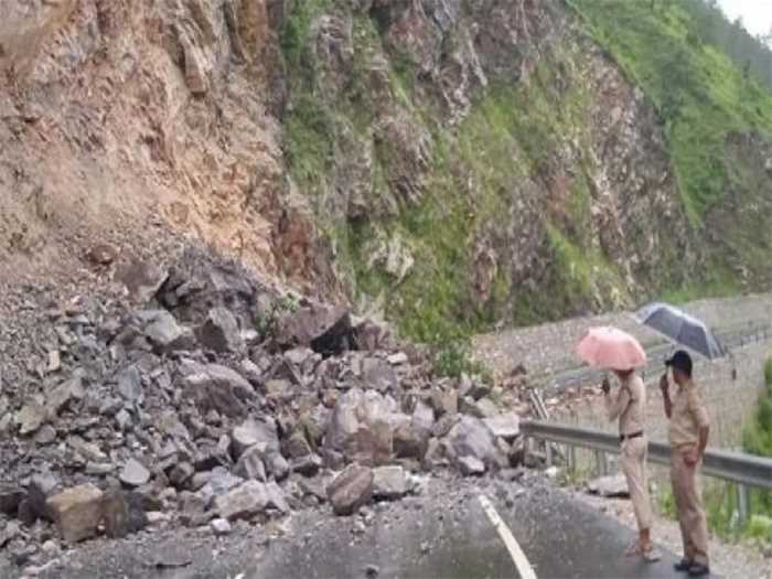 उत्तराखंड : भारी बारिश के कारण हाईवे पर आया मलबा, यातायात बाधित