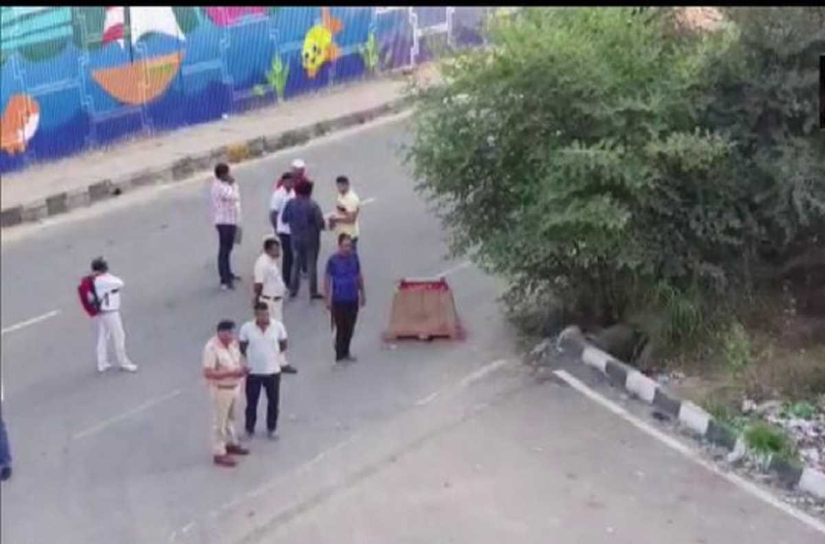 गुरुग्राम में फ्लाईओवर के पास सूटकेस में मिला महिला का शव गुरुग्राम में फ्लाईओवर के पास सूटकेस में मिला महिला का शव