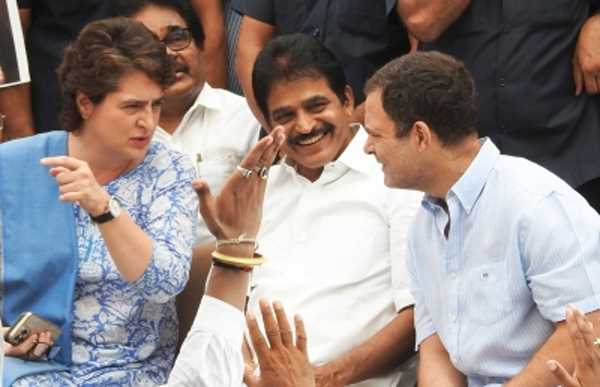 सोनिया गांधी अस्पताल में भर्ती, राहुल से पूछताछ, पार्टी की कमान संभाल रहीं प्रियंका