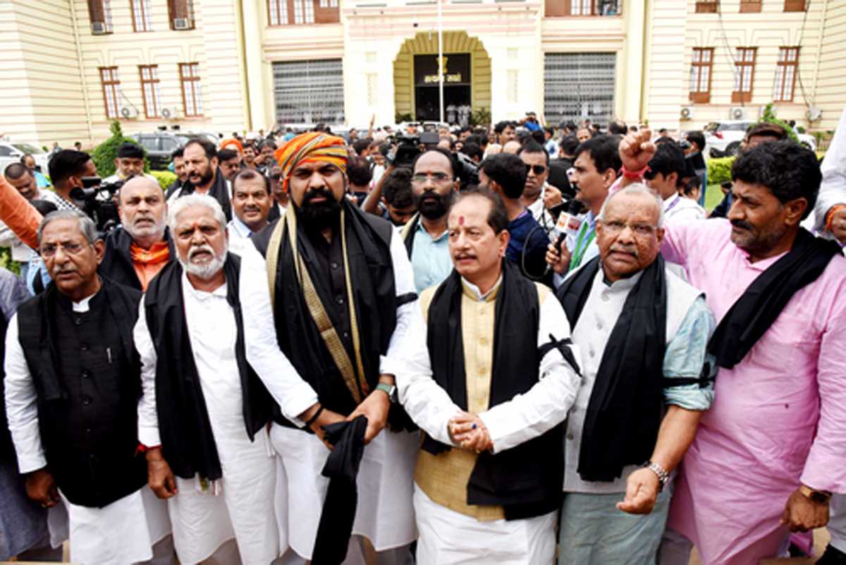 पटना : लाठीचार्ज के विरोध में राज्यपाल से मिला एनडीए प्रतिनिधिमंडल, सीबीआई जांच की मांग