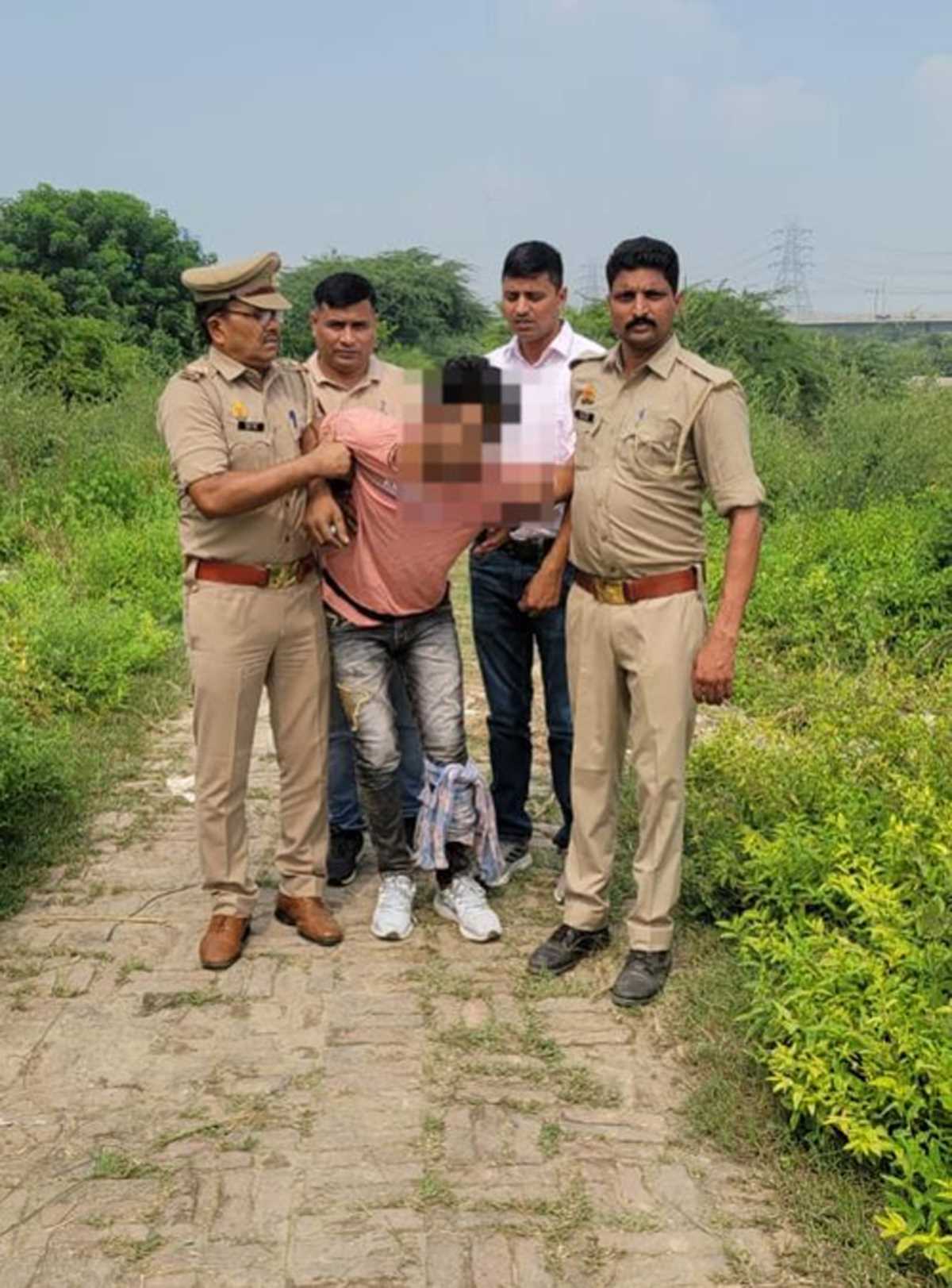 पुलिस और बदमाशों के बीच हुई मुठभेड़, चेन स्नेचिंग, हत्या जैसे मामलों में वांछित आरोपी गिरफ्तार, 50 से ज्यादा मामले दर्ज हैं एनसीआर में