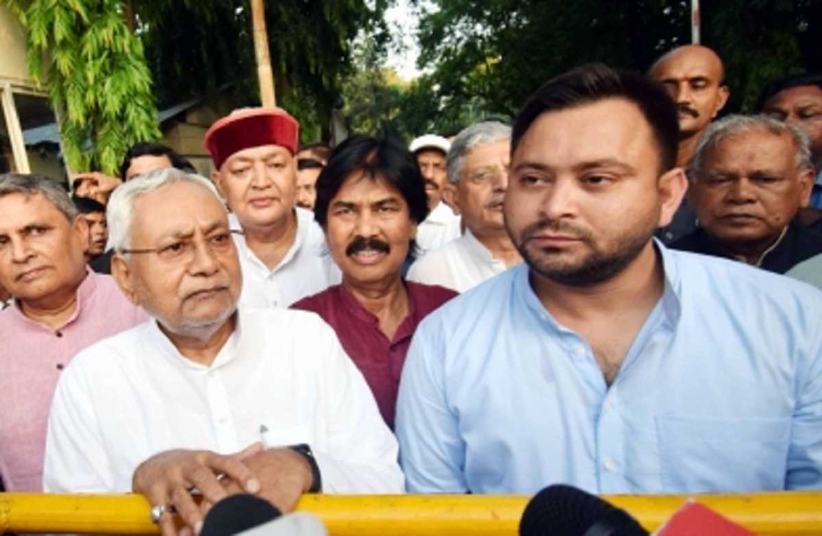 नीतीश कुमार 8वीं बार बिहार के सीएम बने, डिप्टी सीएम तेजस्वी यादव ने पैर छूकर लिया आशीर्वाद नीतीश कुमार 8वीं बार बिहार के सीएम बने, डिप्टी सीएम तेजस्वी यादव ने पैर छूकर लिया आशीर्वाद