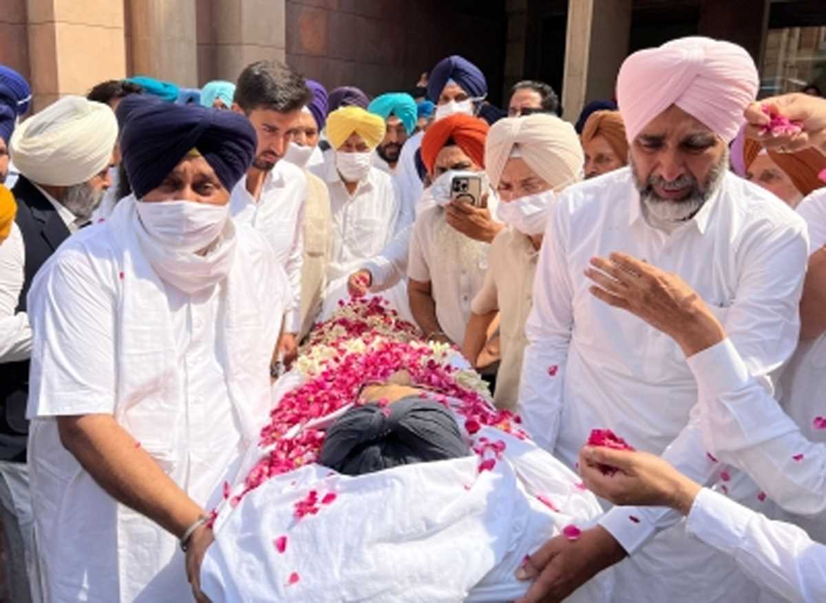 बादल के ताबूत की एक झलक पाने के लिए कतार में खड़े रहे हजारों लोग, आज पैतृक गांव में होगा अंतिम संस्कार