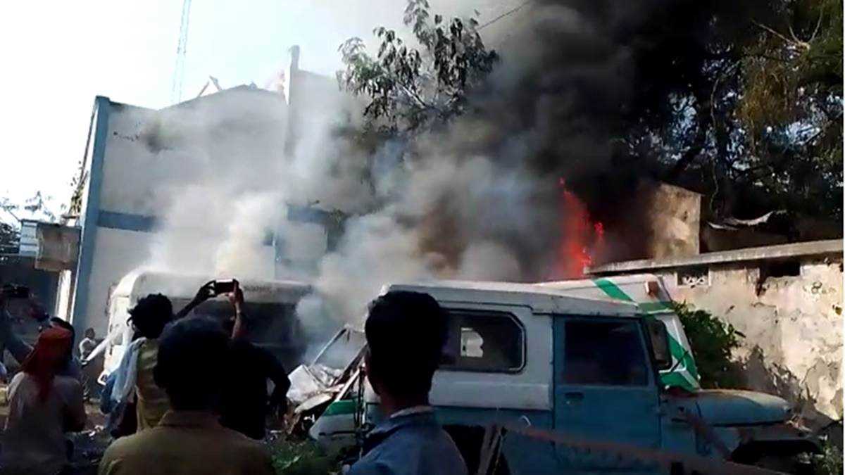 जिला अस्पताल परिसर में खड़े पुराने वाहनों में लगी आग, बाद में काबू पाया गया