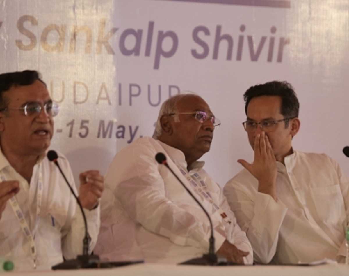 माकन ने राजस्थान के अनुशासनहीन विधायकों पर कार्रवाई के संकेत दिए