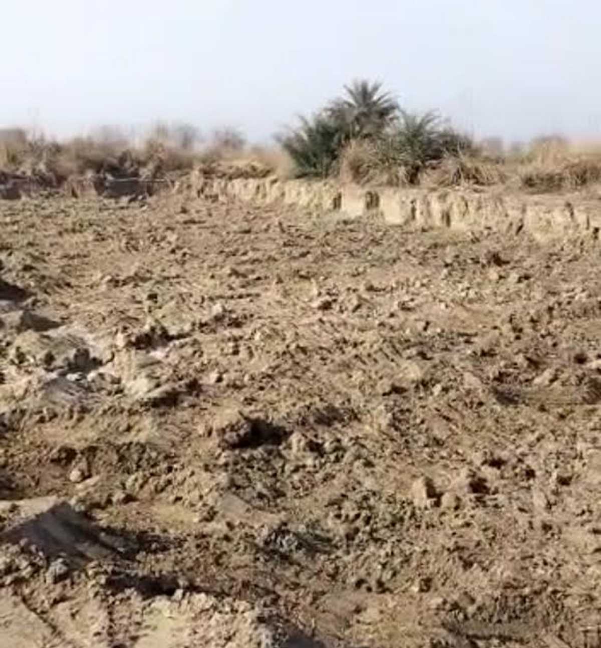 खनन माफियाओं ने किसान के खेत में बना दिए गड्ढ़े खनन माफियाओं ने किसान के खेत में बना दिए गड्ढ़े