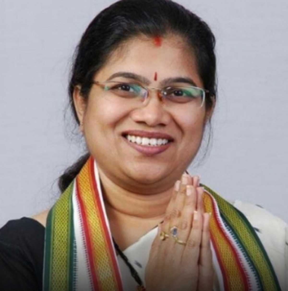 कांग्रेस ने मुनुगोड़े उपचुनाव के लिए पलवई श्रावंथी को उम्मीदवार किया घोषित कांग्रेस ने मुनुगोड़े उपचुनाव के लिए पलवई श्रावंथी को उम्मीदवार किया घोषित