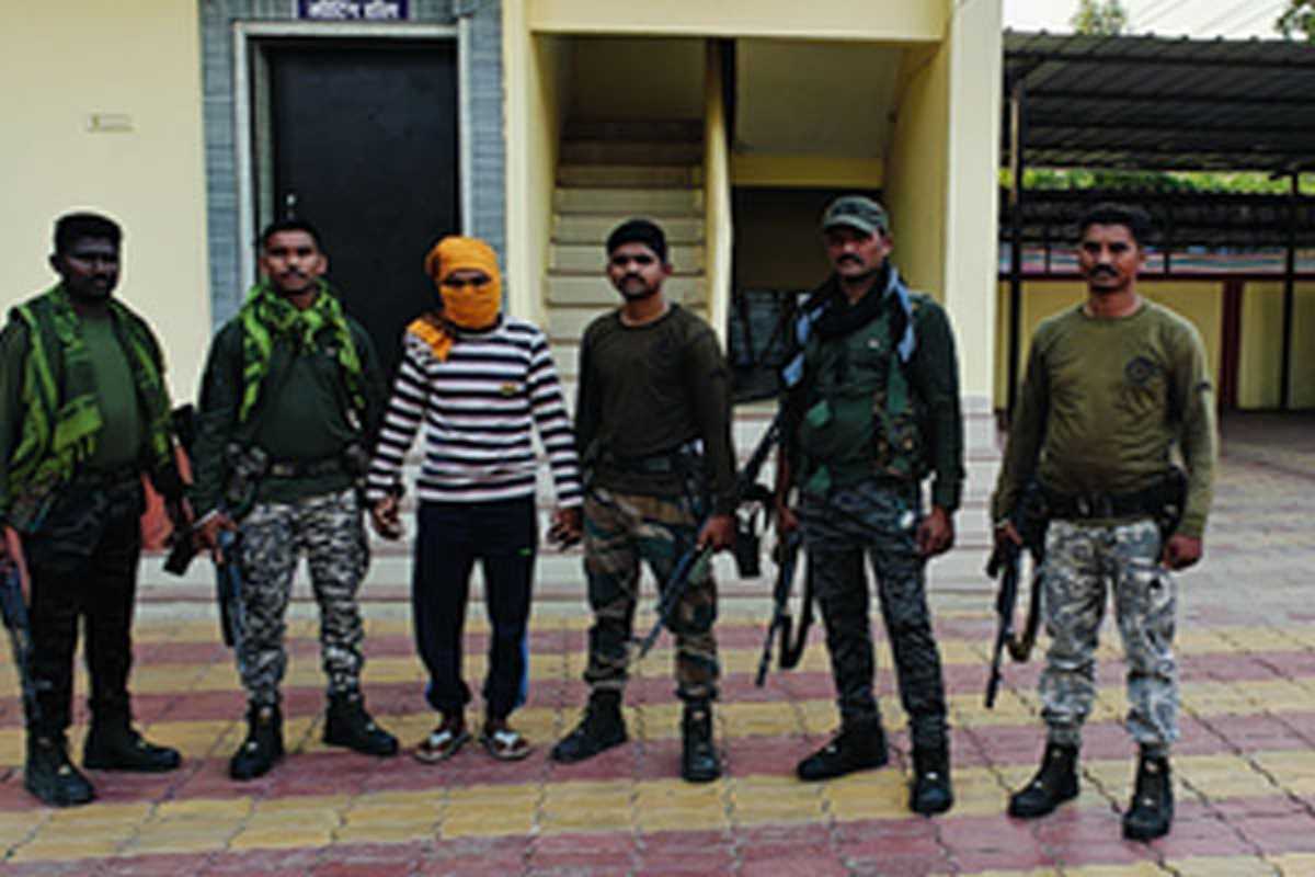 महाराष्ट्र के गढ़चिरौली में डेढ़ लाख का इनामी माओवादी गिरफ्तार