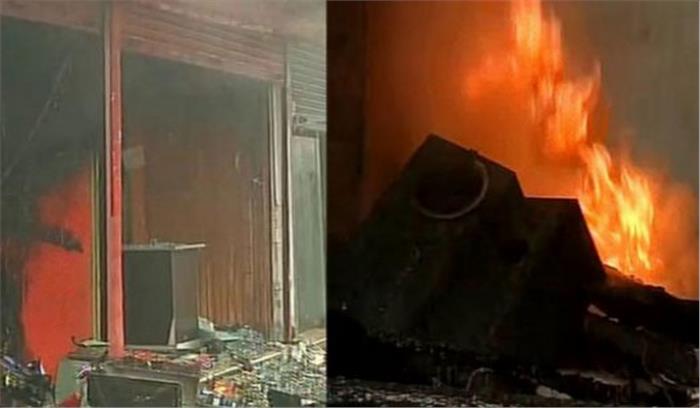 कश्मीर में भीषण आग, दुकानें और बैंक जलकर खाक कश्मीर में भीषण आग, दुकानें और बैंक जलकर खाक