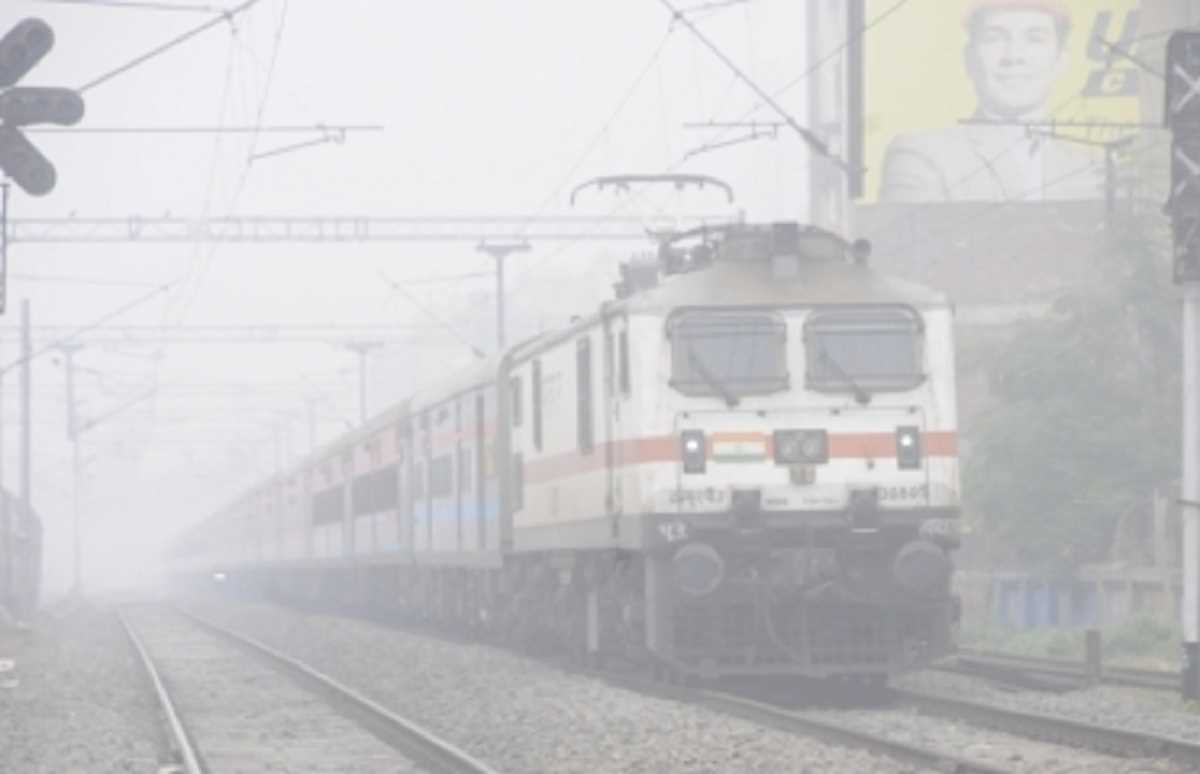 कोहरे के कारण ट्रेनों की रफ्तार पर लगा ब्रेक, देरी से चल रहीं 23 ट्रेनें, 368 गाड़ियां रद्द