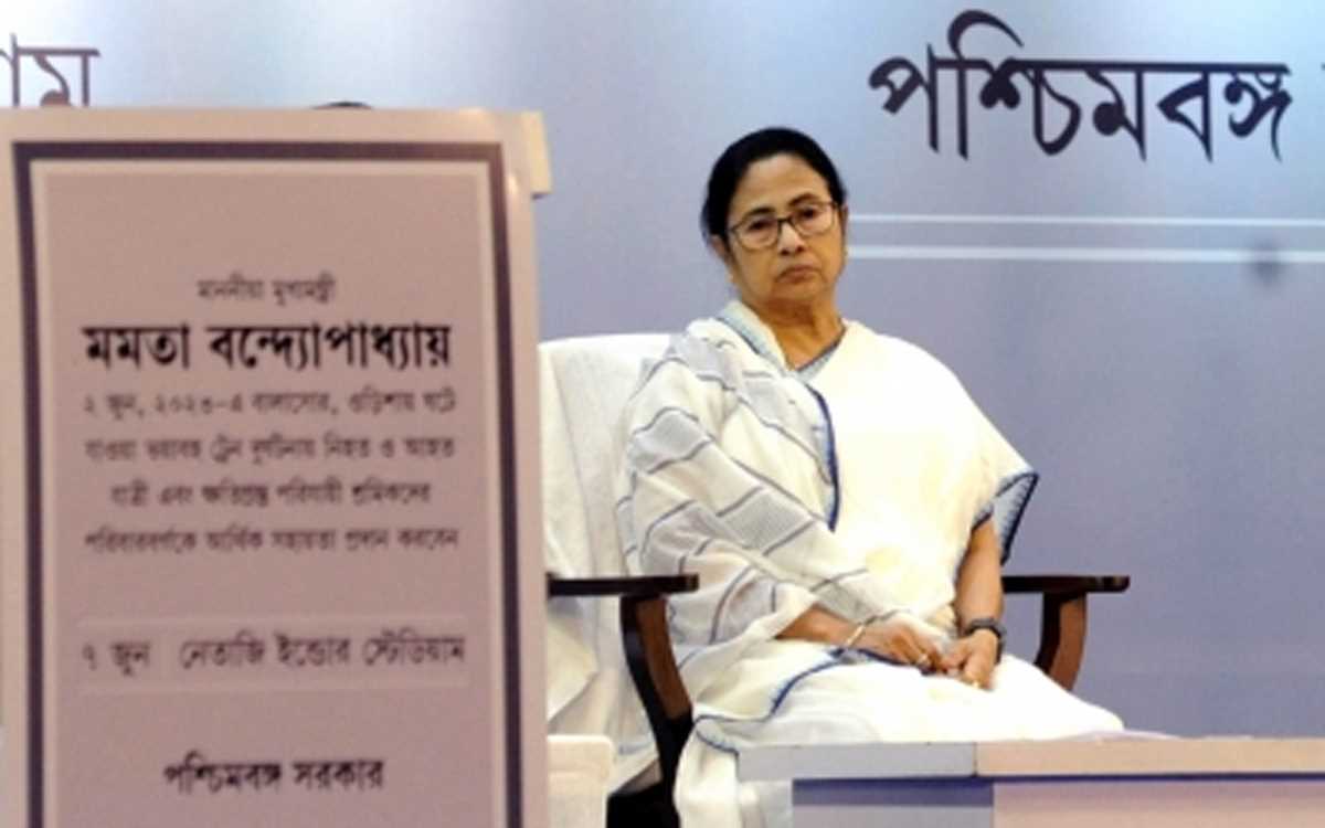 ममता का फिर केंद्र पर निशाना, पूछा-क्या सीबीआई अब लोगों के शौचालय में घुसेगी?