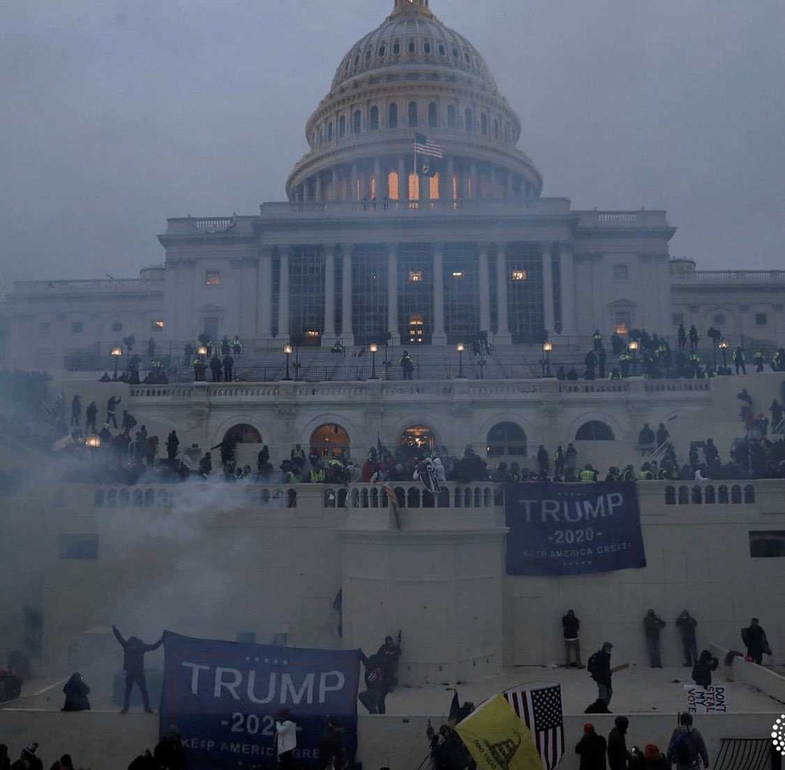 US Capitol Hill Violence:  4 ट्रंप समर्थकों की मौत, 1 महिला को पुलिस ने मारी गोली
