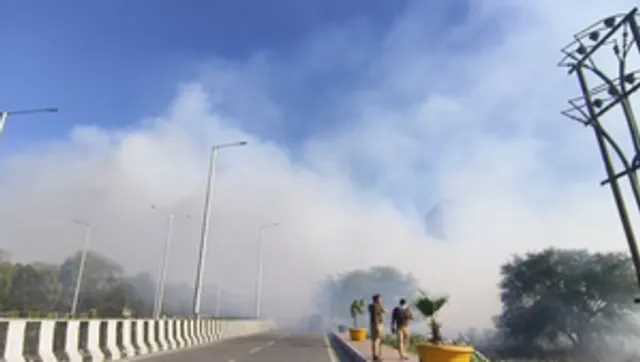 नोएडा के डंपिंग ग्राउंड में भीषण आग, बुझाने के लिए मेगा एक्शन जारी