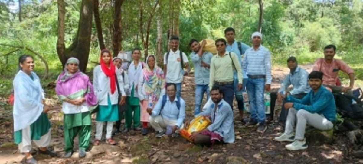 नक्सल प्रभावित दंतेवाड़ा में 10 किमी पैदल चलकर ग्रामीणों के बीच पहुंचा स्वास्थ्य दल