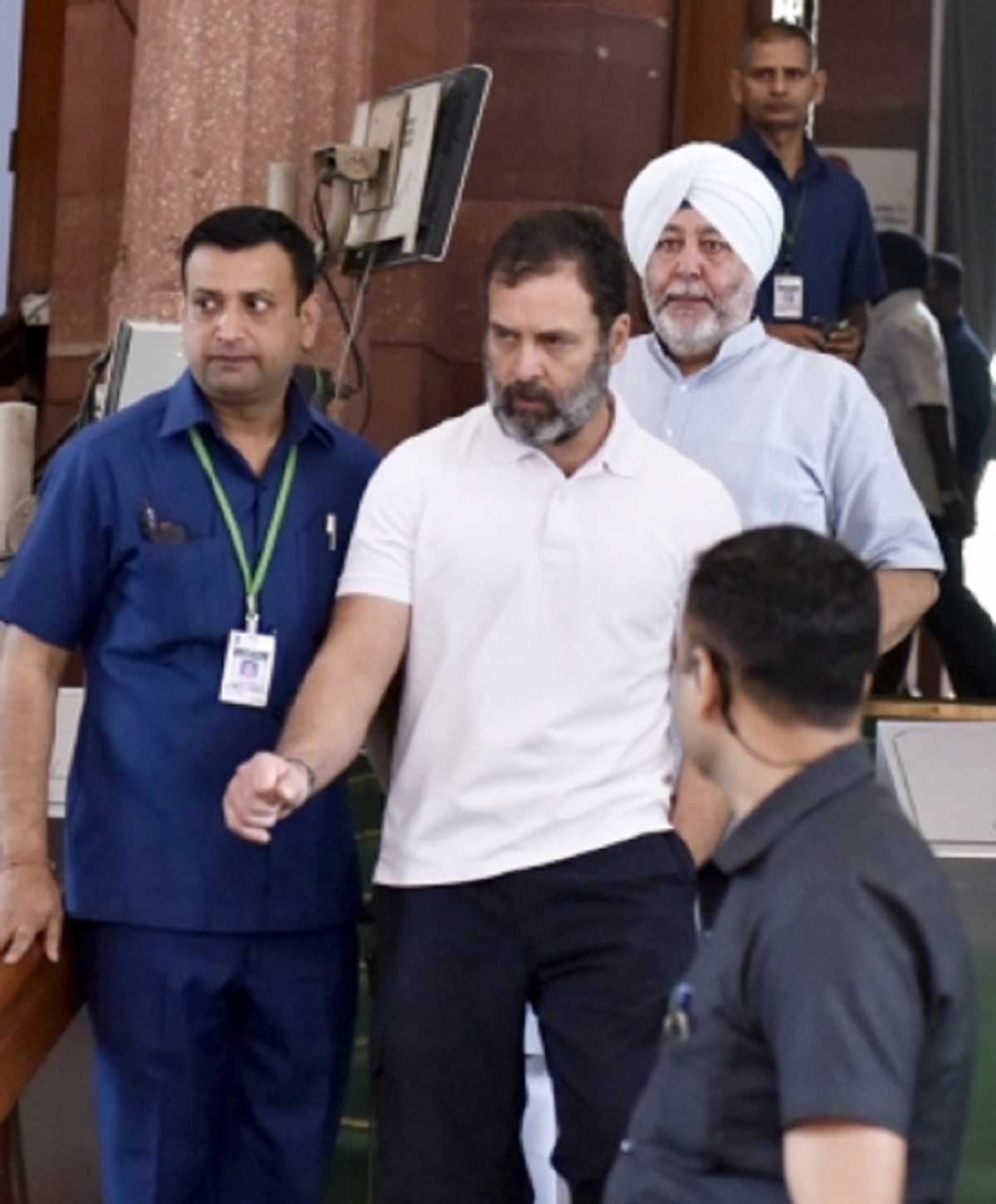 राहुल गांधी की लोकसभा सदस्यता रद्द, प्रदर्शकारी कांग्रेस नेता हिरासत में