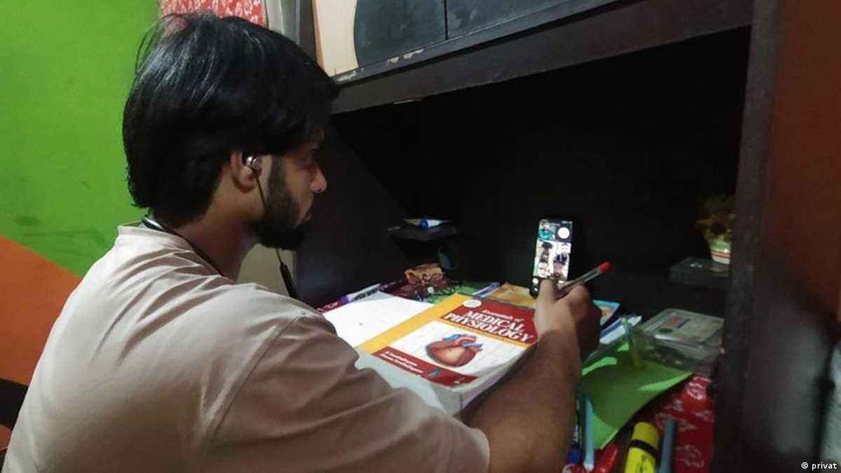 रूस-यूक्रेन युद्ध : एक साल बाद भी अधर में भारतीय छात्रों का भविष्य