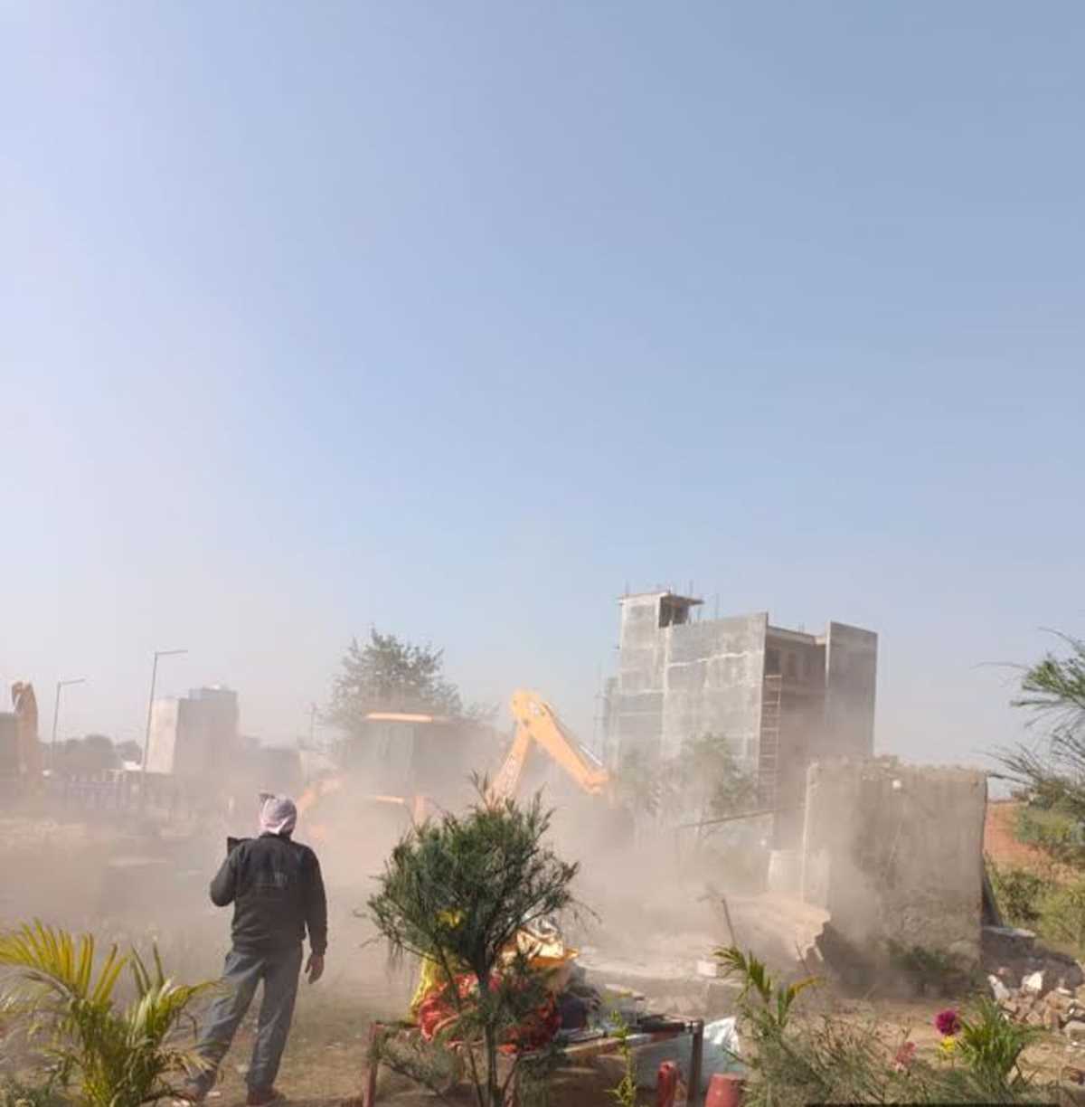 सेक्टर दो में चला बुल्डोजर, आवंटित भूखंडों पर अतिक्रमण हटाया सेक्टर दो में चला बुल्डोजर, आवंटित भूखंडों पर अतिक्रमण हटाया