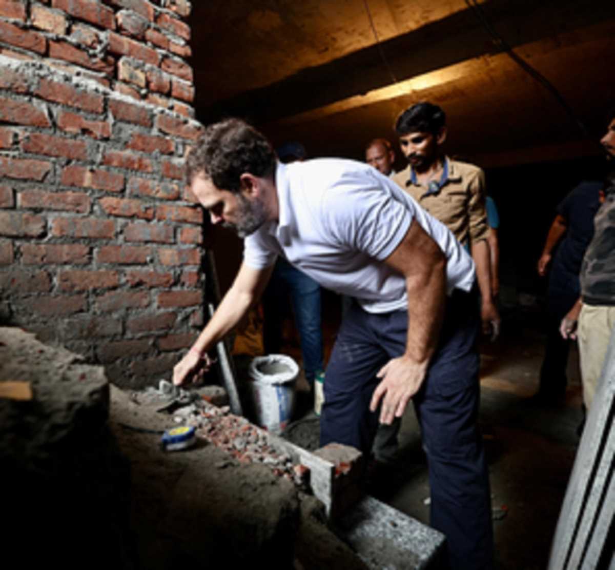 मजदूरों से मिलने पहुंचे कांग्रेस नेता राहुल गांधी, सुनी समस्याएं