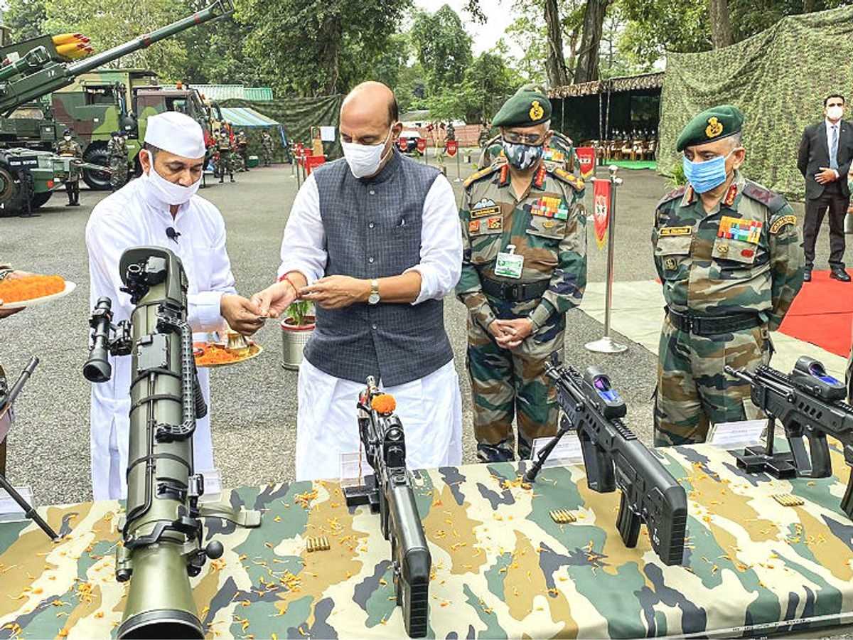 रक्षामंत्री राजनाथ सिंह ने औली सेना कैंप में की शस्त्र पूजा, जवानों को दी विजयादशमी की बधाई