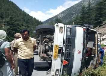 उत्तरकाशी में गंगोत्री हाईवे पर पलटा कांवड़ियों से भरा ट्रक, तीन घायल