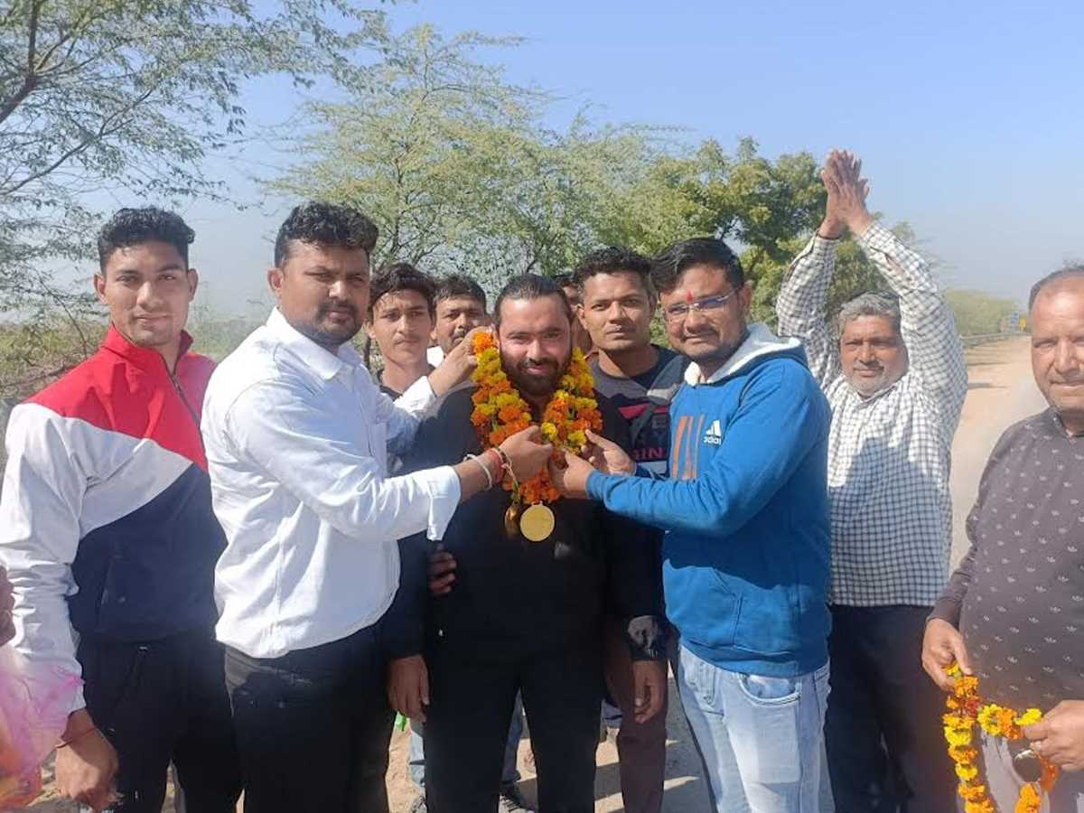 गोल्ड मेडलिस्ट अभिषेक का गांव पहुँचने पर हुआ स्वागत गोल्ड मेडलिस्ट अभिषेक का गांव पहुँचने पर हुआ स्वागत