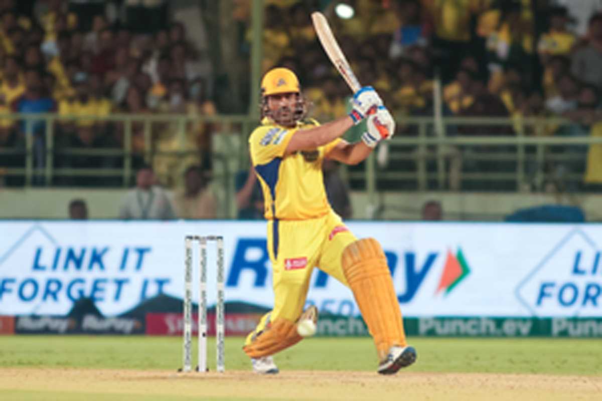 धोनी अपनी बैटिंग लाइनअप में बदलाव नहीं करेंगे : क्लार्क