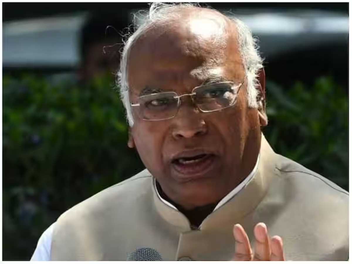 पूर्वोत्तर का ढोल पीटने वाली मोदी सरकार ने मणिपुर में मानवता की आवाज दबा दी : खड़गे