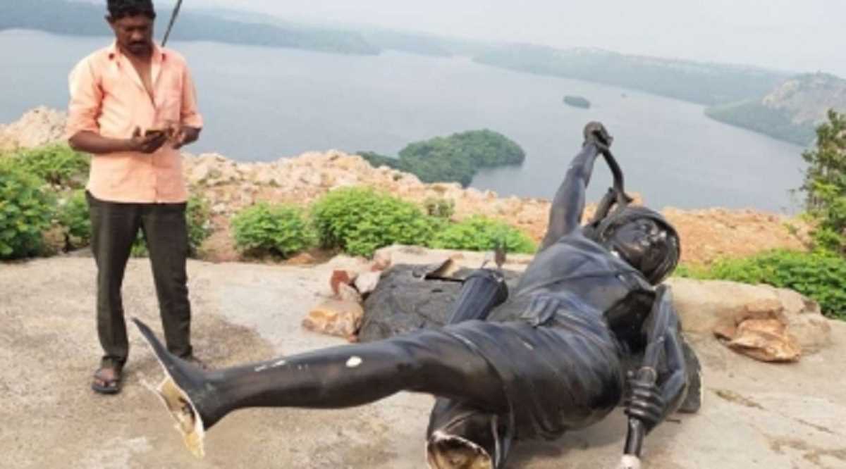 गुजरात पुलिस बिरसा मुंडा की प्रतिमा तोड़ने वाले 3 संदिग्धों की कर रही तलाश गुजरात पुलिस बिरसा मुंडा की प्रतिमा तोड़ने वाले 3 संदिग्धों की कर रही तलाश