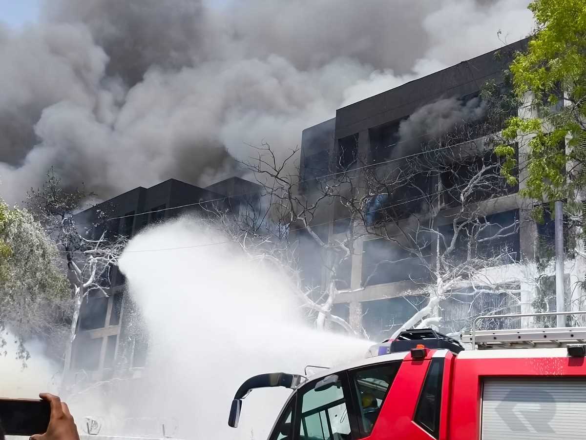 गुजरात: अहमदाबाद एयरपोर्ट पर प्लेन क्रैश, 242 यात्री थे मौजूद, दमकल की 7 गाड़ियां मौके पर पहुंची गुजरात: अहमदाबाद एयरपोर्ट पर प्लेन क्रैश, 242 यात्री थे मौजूद, दमकल की 7 गाड़ियां मौके पर पहुंची