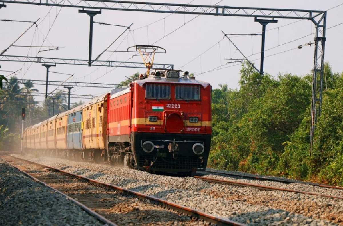 झारखंड के चक्रधरपुर में ट्रेन से कटकर दो लोको पायलटों की मौत