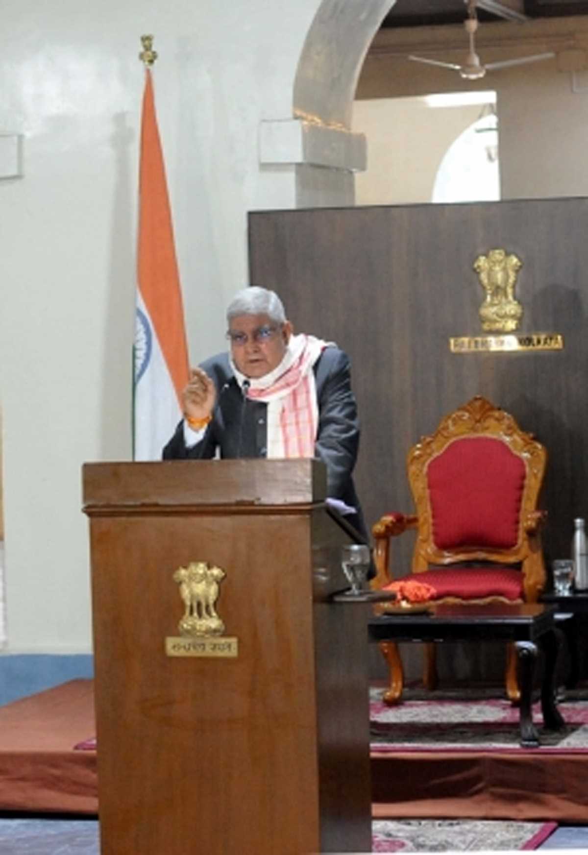 सार्वजनिक जीवन में आने से पहले किसान पुत्र धनखड़ एक सफल पेशेवर थे