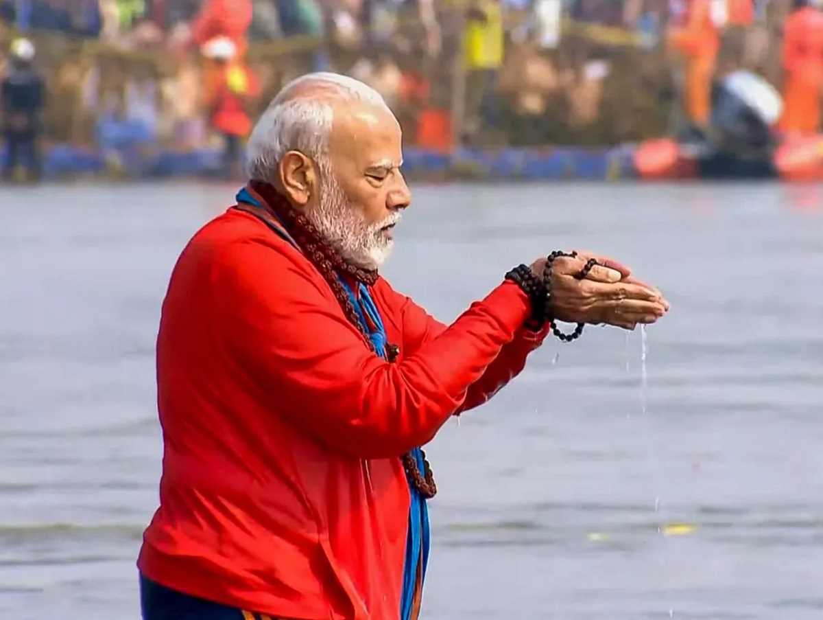 महाकुंभ 2025 : संगम में प्रधानमंत्री मोदी ने किया पवित्र स्नान