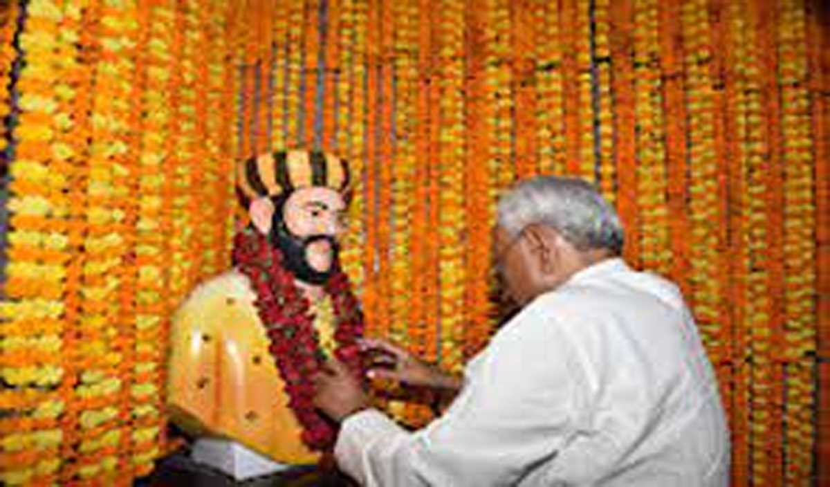 कुछ लोग पूरे देश का इतिहास बदलने के चक्कर में हैं : नीतीश