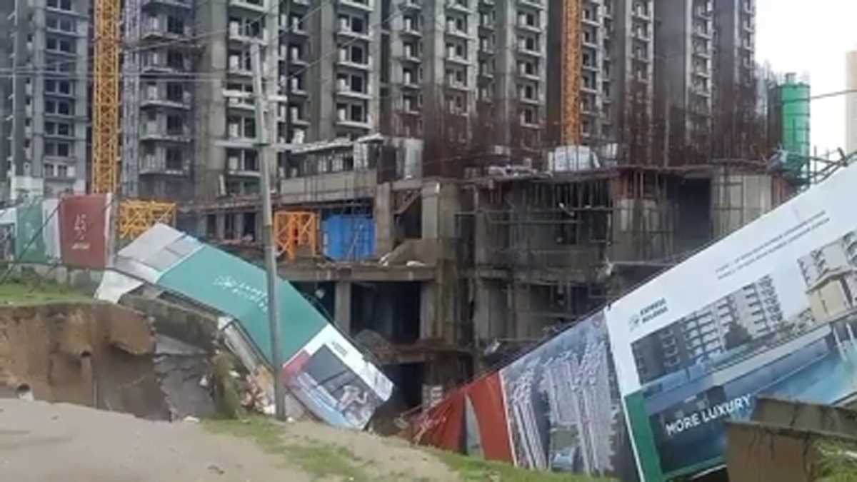ग्रेटर नोएडा : बिल्डर ने बेसमेंट के लिए की थी खुदाई, बारिश में सड़क धंसी, लगेगा जुर्माना