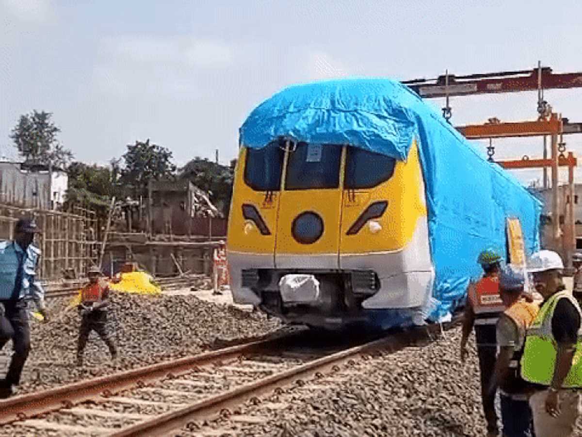 इंदौर पहुंची पहली रोलिंग स्टॉक ट्रेन, सितंबर में मेट्रो का ट्रायल रन : शिवराज