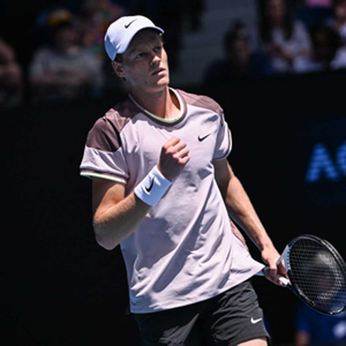 सिनर ने दो सेट से पिछड़ने के बाद वापसी करते हुए मेदवेदेव को हराकर जीता ऑस्ट्रेलियन ओपन