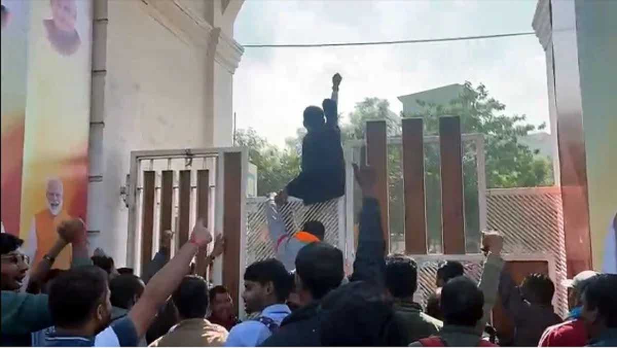 छत्तीसगढ़:भाजपा मुख्यालय में सहायक शिक्षकों का हंगामा