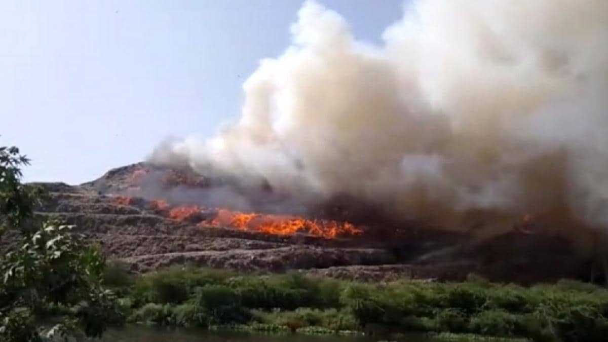 गाजीपुर के लैंडफिल साइट पर लगी आग, राजनीति भी शुरू