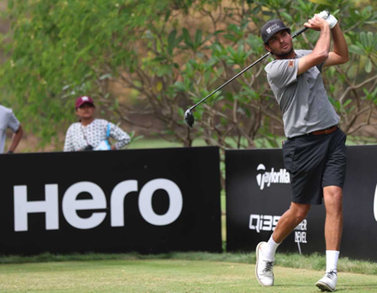 तीसरे राउंड के बाद चाकार्रा ने नाकाजिमा और स्टोन पर एक शॉट की बढ़त हासिल की तीसरे राउंड के बाद चाकार्रा ने नाकाजिमा और स्टोन पर एक शॉट की बढ़त हासिल की