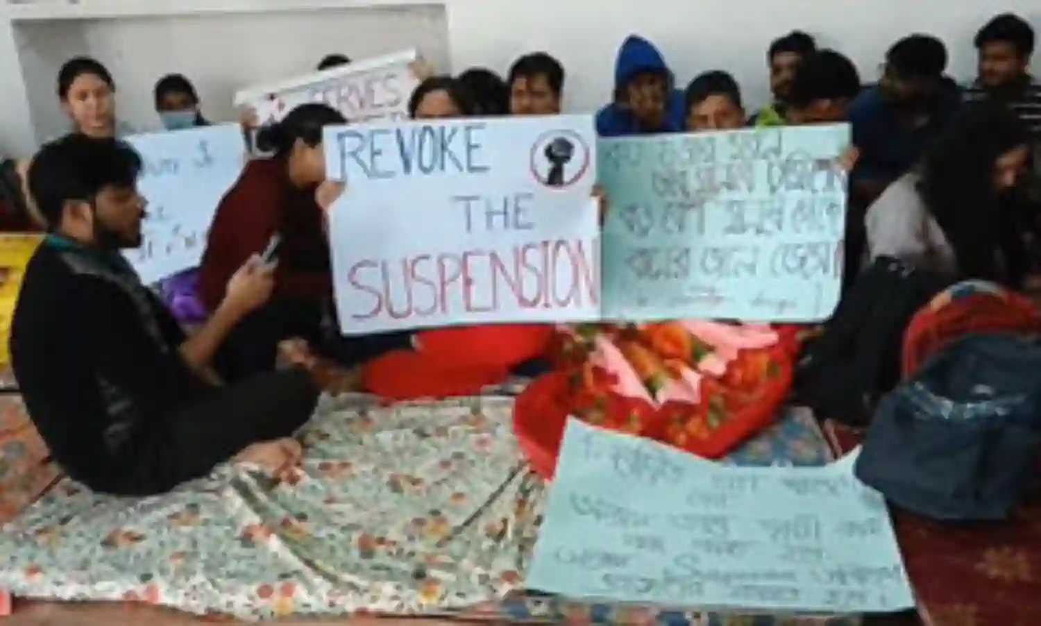 मेदिनीपुर में निलंबित डॉक्टरों का धरना, कहा- निलंबन गलत