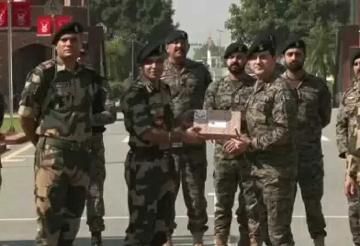 दीपावली पर भारत-पाकिस्तान के जवानों ने सीमा पर मिठाइयों का किया आदान-प्रदान दीपावली पर भारत-पाकिस्तान के जवानों ने सीमा पर मिठाइयों का किया आदान-प्रदान