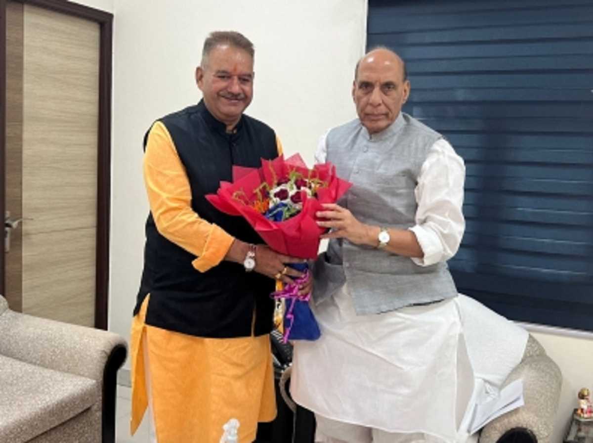 रक्षा मंत्री से मिले कैबिनेट मंत्री गणेश जोशी, उत्तराखण्ड सरकार पर बकाया ऋण को माफ करने का किया अनुरोध