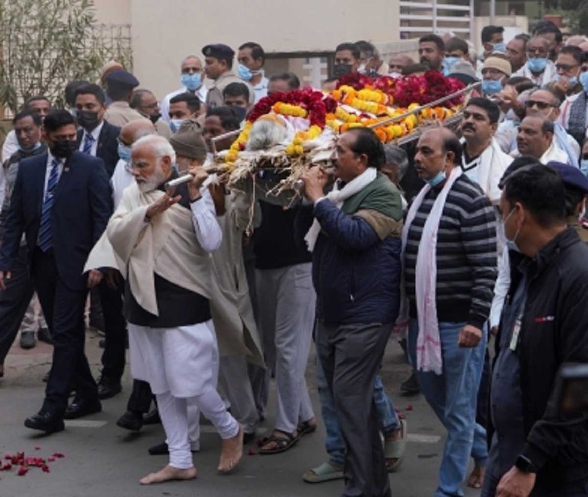 पीएम मोदी ने गांधीनगर में अपनी मां हीराबेन का किया अंतिम संस्कार