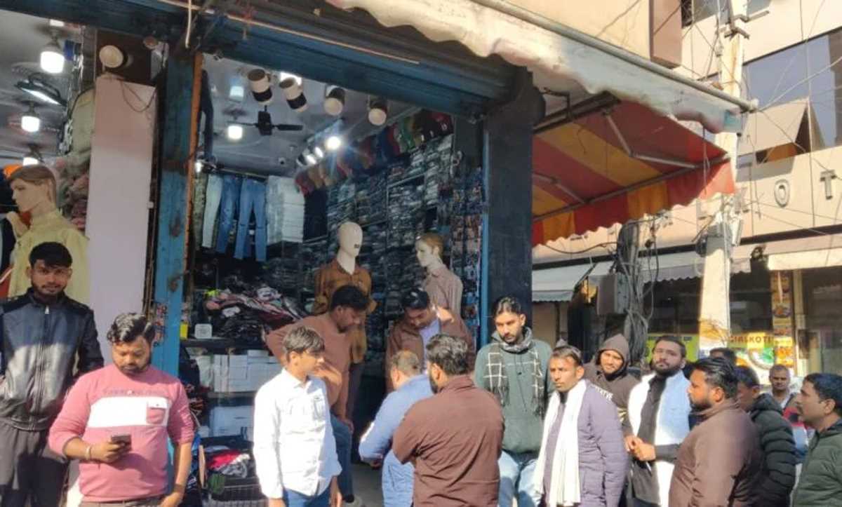 गुरुग्राम : एमसीजी ने सदर बाजार में अतिक्रमण को लेकर दुकानदारों को थमाया नोटिस गुरुग्राम : एमसीजी ने सदर बाजार में अतिक्रमण को लेकर दुकानदारों को थमाया नोटिस