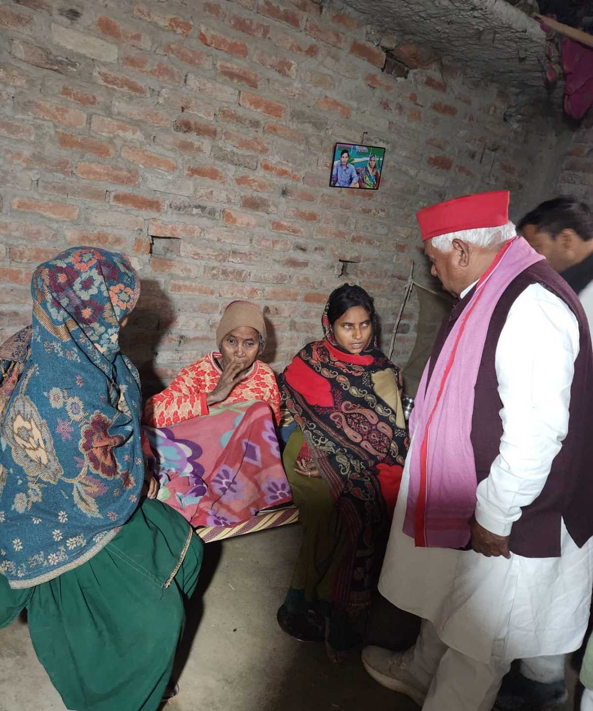 अयोध्या : दलित युवती दुराचार मामले में गरमाई यूपी की सियासत, अखिलेश यादव ने प्रशासन पर उठाये सवाल