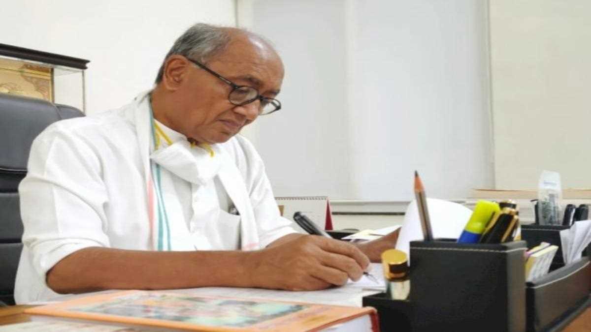 मप्र में आदिवासी योजना में घोटाले की दिग्विजय सिंह ने की राष्ट्रपति से शिकायत